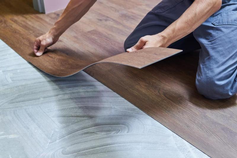 Dalles ou lames PVC clipsables, deux techniques de pose pour un sol durable